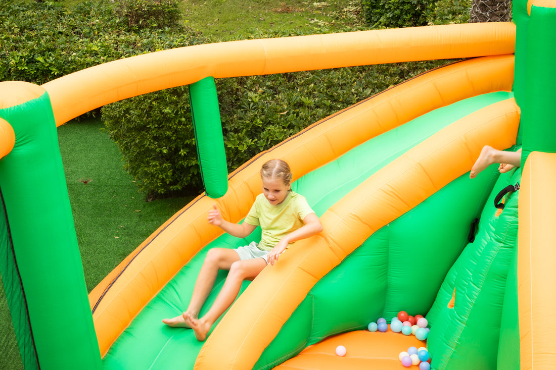 Inflating Process and Gameplay Demonstration of the spacious inflatable castle